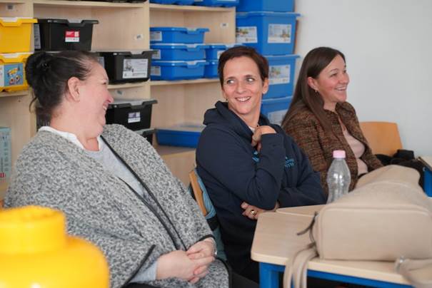 A képen ruházat, személy, Emberi arc, fedett pályás látható

Előfordulhat, hogy az AI által létrehozott tartalom helytelen.