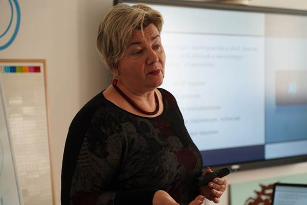 A képen Emberi arc, személy, ruházat, fedett pályás látható

Előfordulhat, hogy az AI által létrehozott tartalom helytelen.